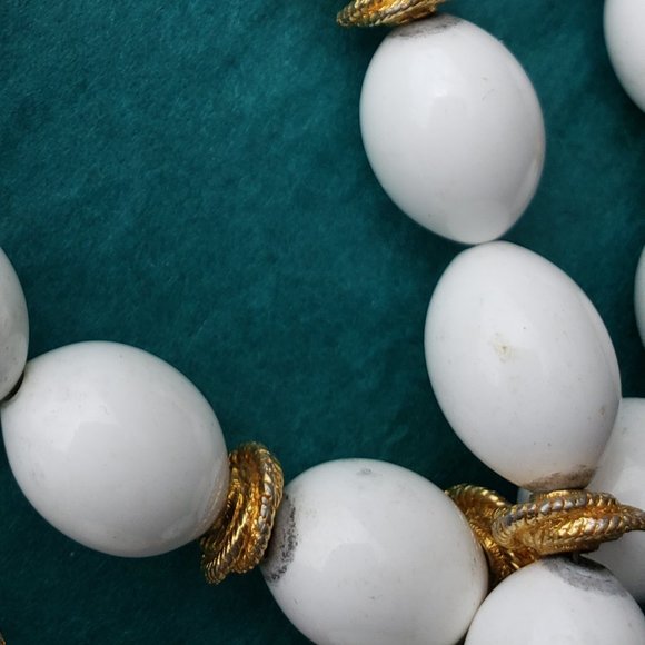 2/15$ Vintage Monet white beads and gold tone bracelet - Picture 4 of 5